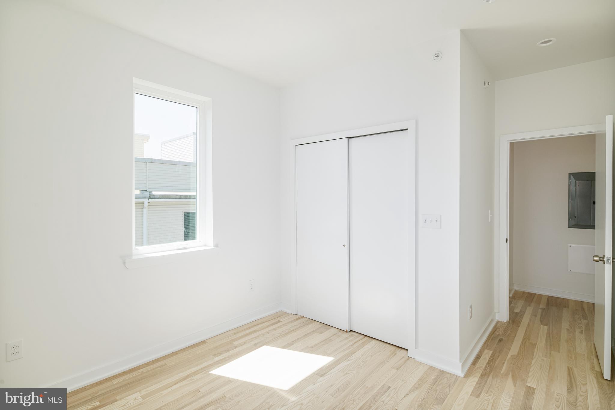 EAST KENSINGTON - Commercial Sale