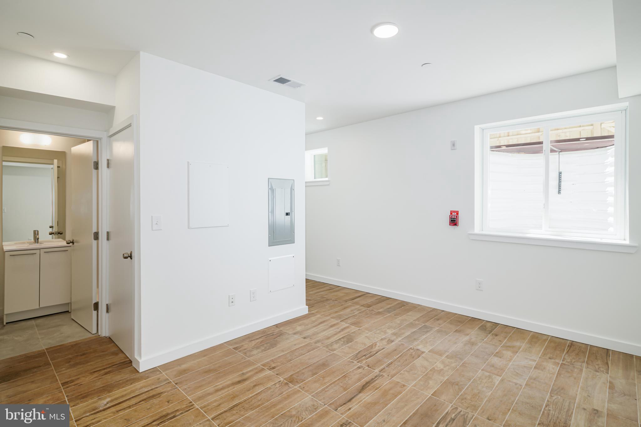 EAST KENSINGTON - Commercial Sale