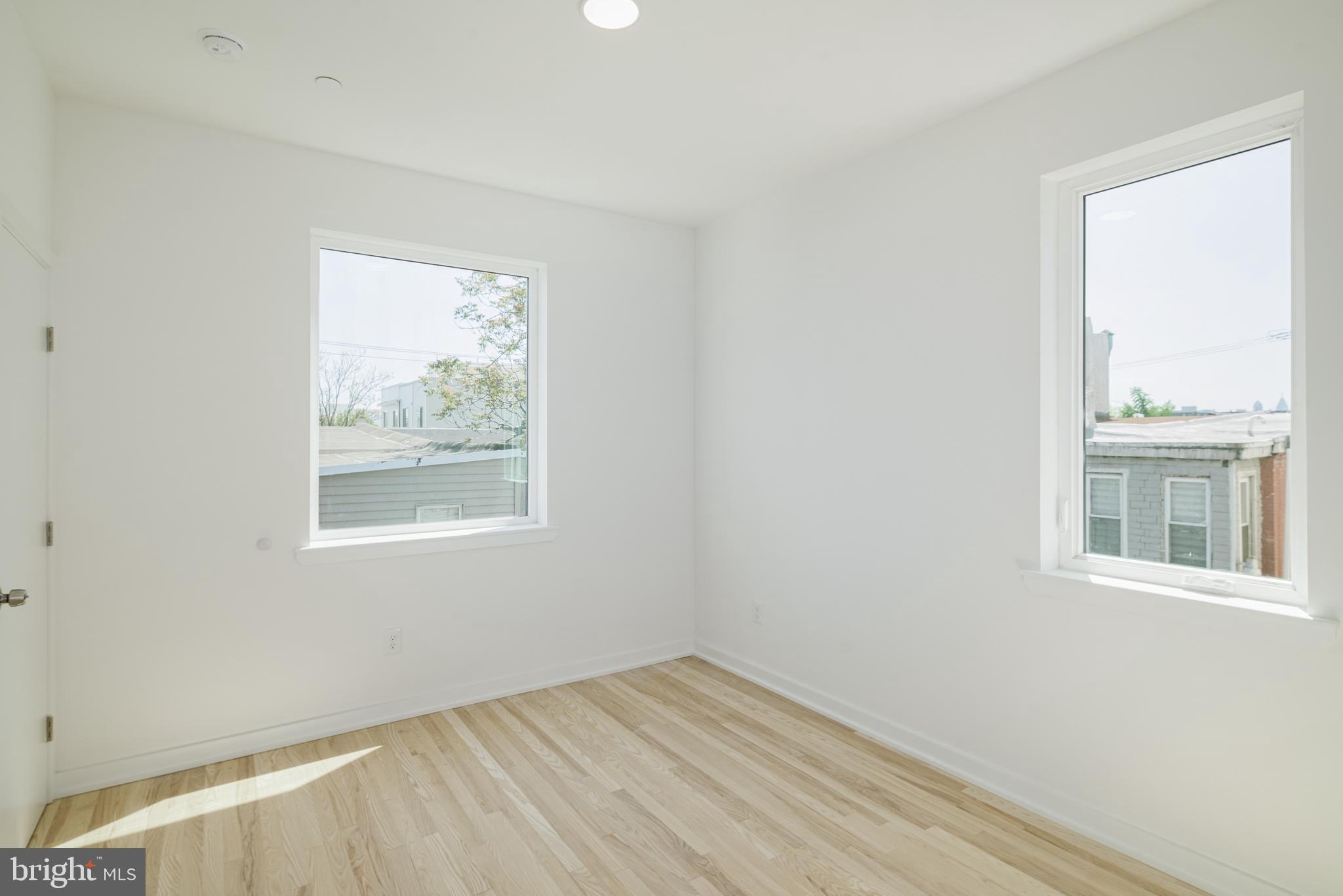 EAST KENSINGTON - Commercial Sale