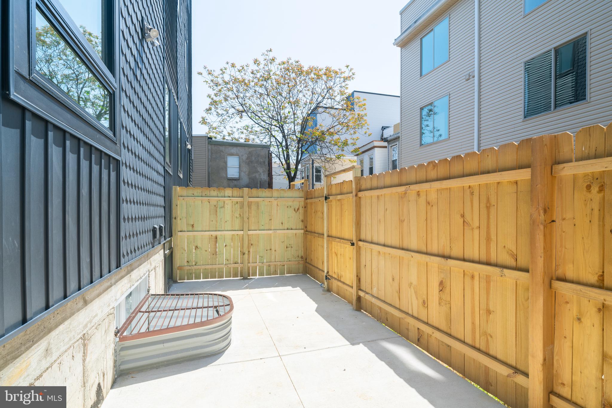 EAST KENSINGTON - Commercial Sale