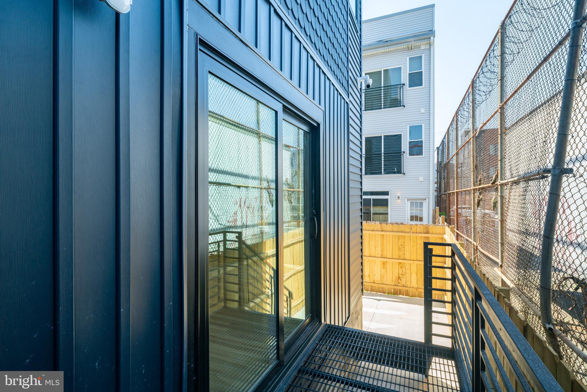 EAST KENSINGTON - Commercial Sale