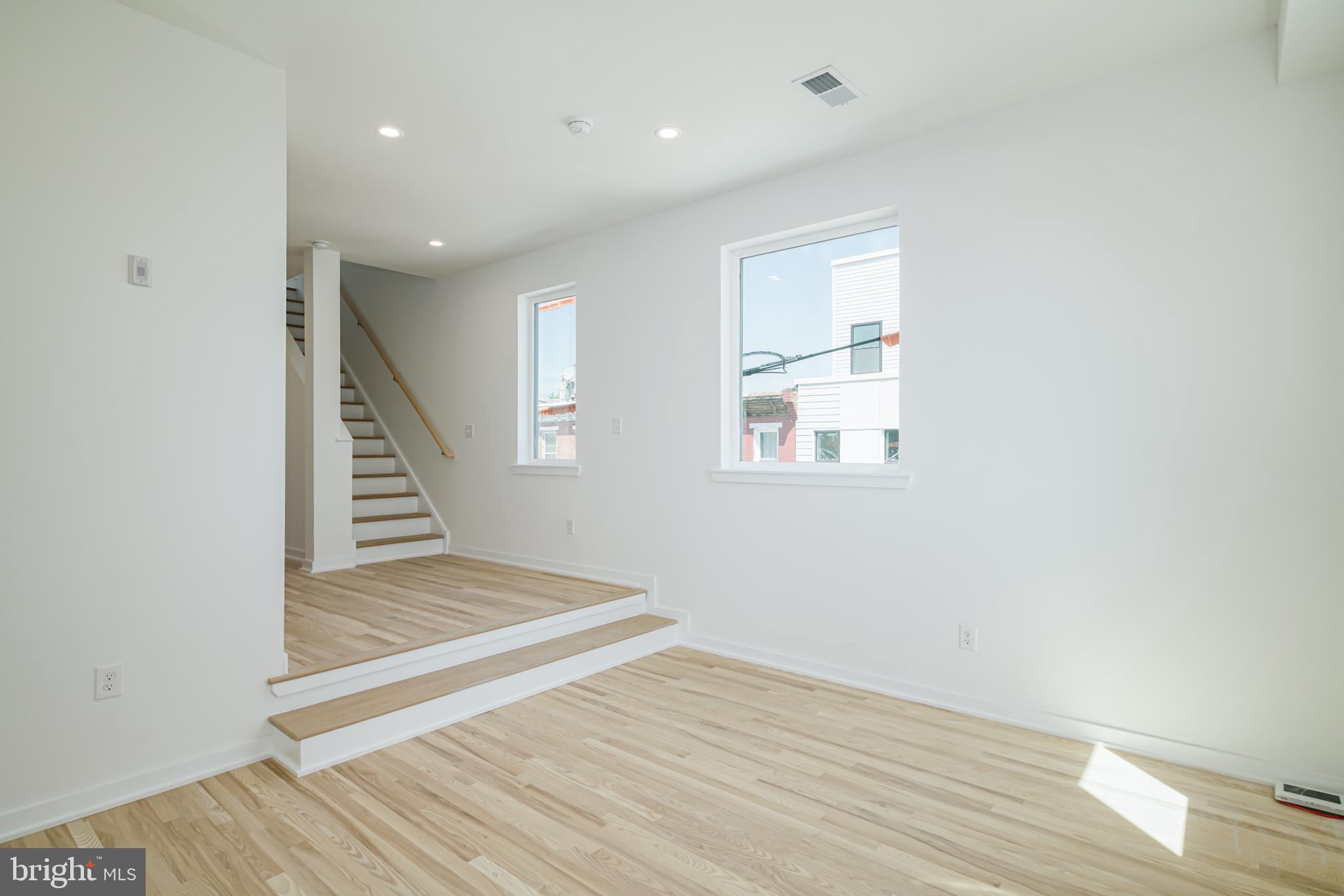 EAST KENSINGTON - Commercial Sale