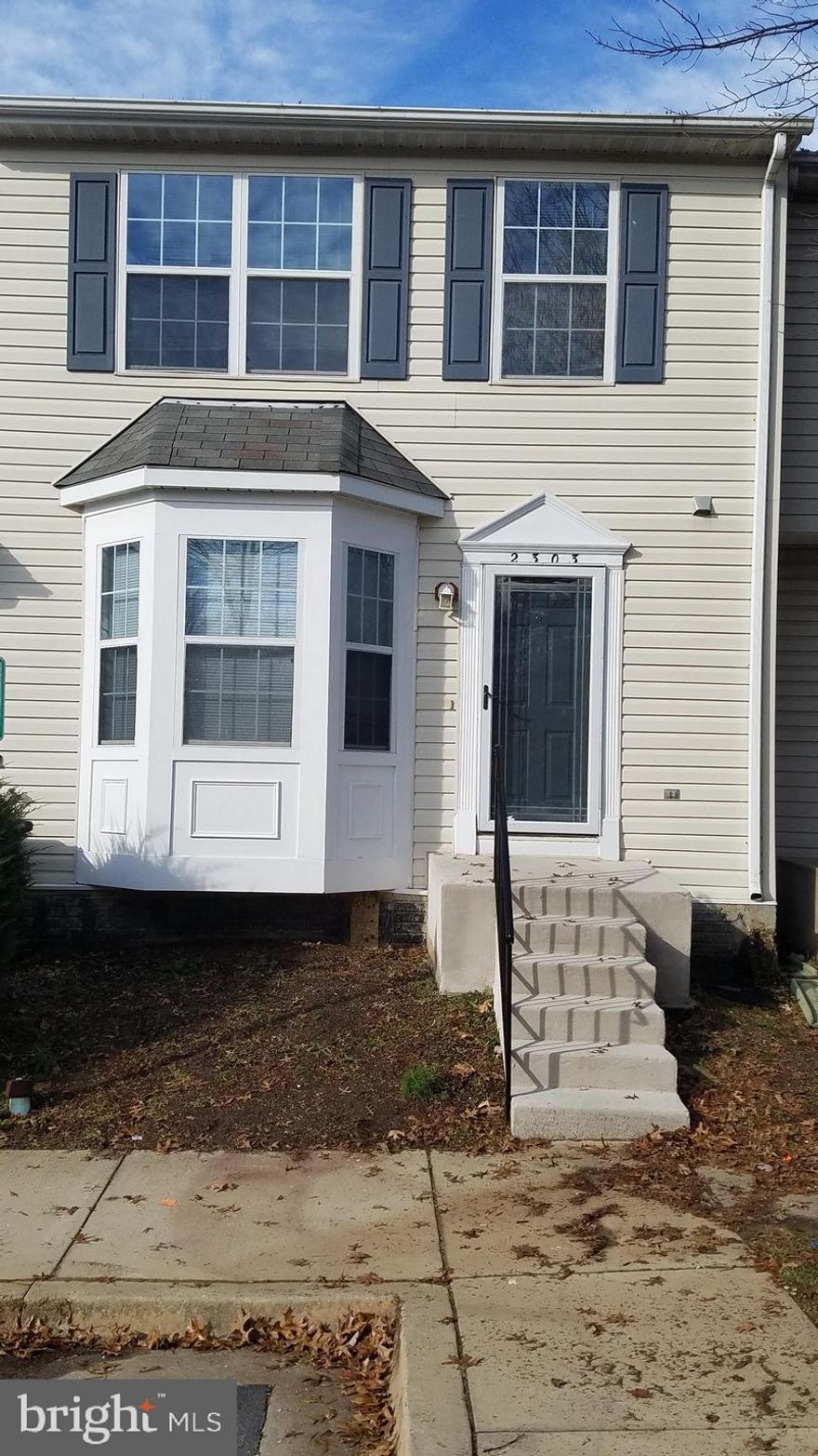 GORGEOUS HOME. EXCEPTIONAL VALUE. 3 BEDROOMS, 3 FULL AND 1 HALF BATH, HIGH END GOURMET KITCHEN WITH CUSTOM , STAINLESSSTEEL APPLIANCES, HARDWOOD FLOORS, CERAMIC FLOORS, DESIGNER BATHS WITH CERAMIC TILE FLOORS, MASTER BATH, REC ROOM, NEW CARPET , DECK AND FENCE.