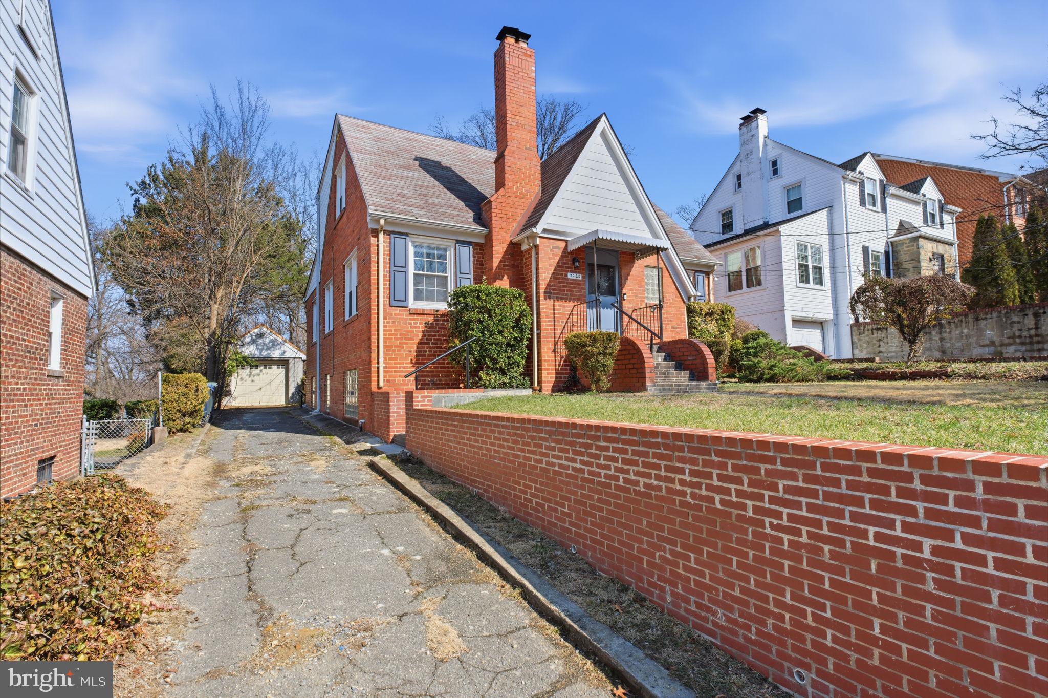 3225 CHESTNUT STREET NE