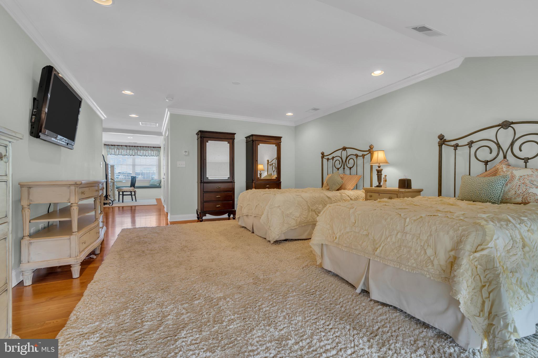 NEWTOWN WALK - Residential