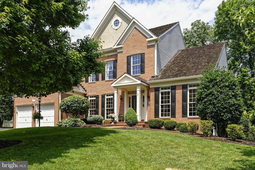 RARE FIRST FLOOR MASTER LOCATED IN SOUGHT AFTER WOODLEA MANOR*THIS HOME BACKS TO THE GOLF COURSE OFFERING COMPLETE PRIVACY*OPEN FLOOR PLAN, FABULOUS REMODELED MASTER BATH IN 2015*20 FT STONE FP*UPDATED KIT W/NEW SS APPL AND GORGEOUS SOLARIUM BRINGS THE OUTDOORS IN YEAR ROUND*PRINCESS SUITE W/FULL BA*NEW PAINT/CARPET*NEW ROOF*EXT PAINT 2011*NEW HVAC 2014*NEW WATER HTR*GUTTERS/DOWN SPOUTS 2016.