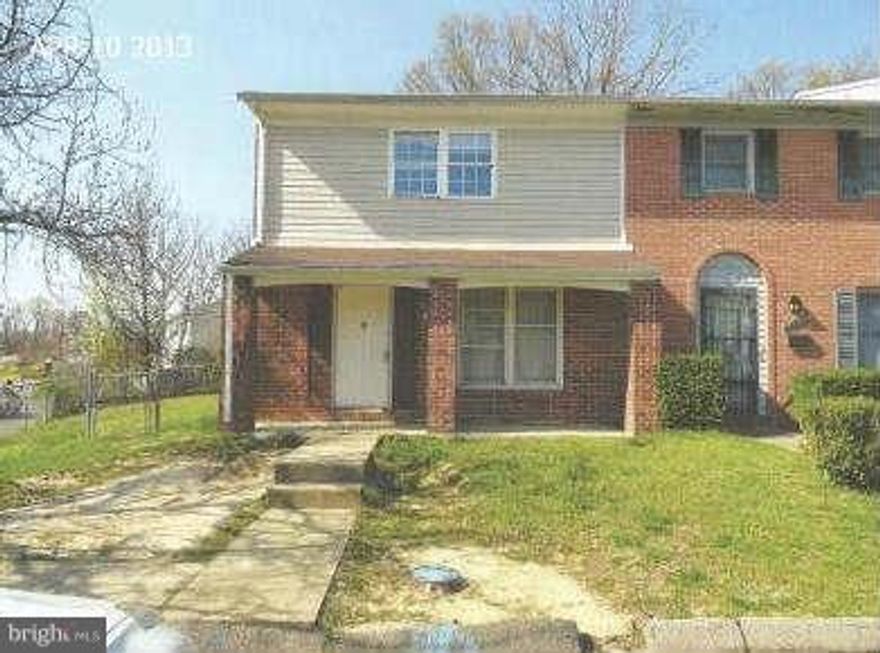 3BR, 1.5BA, T/H w-separate D/RM & L/RM. READY TO GO VACANT END UNIT NEWLY RENOVATED, storage shed in rear. *Freshly Painted* Seller Has Replaced Living Room Floors, all Windows, upstairs w/w Carpeting, Stove, Refrigerator and, Kitchen Floor