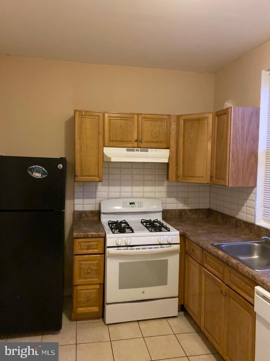 This spacious 3-bedroom, 1-bathroom home offers plenty of room to live comfortably, with a bright, open layout and abundant natural light from large windows. The kitchen features tile flooring, a gas stove, refrigerator, and ample cabinet and counter space, making it perfect for cooking and entertaining. Bedrooms are airy and bright, and there is tons of storage throughout the home. Ceiling fans are included for added comfort, and you’ll enjoy a backyard for outdoor space. Tenants are responsible for all utilities, and no pets are allowed.

Schedule your showing today while this amazing rental remains available!