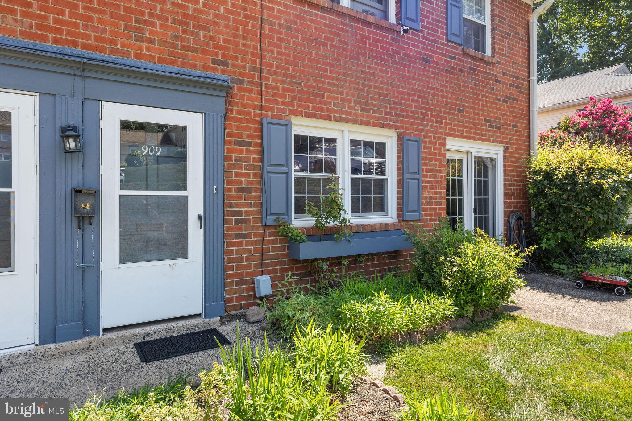 909 YARDLEY COMMONS