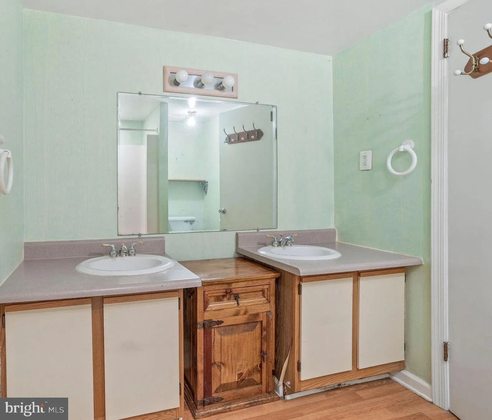 Yardley, Pennsylvania 19067, United States, 2 Bedrooms Bedrooms, ,2 BathroomsBathrooms,Residential,Pending,192762