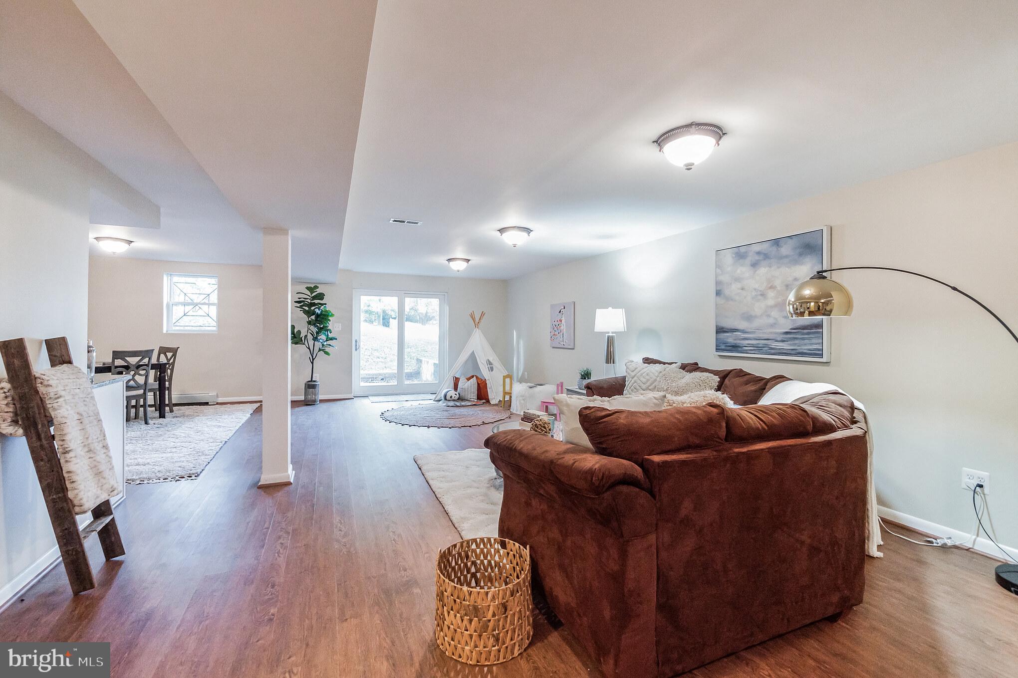 WILLIAMSBURG VILLAGE - Residential