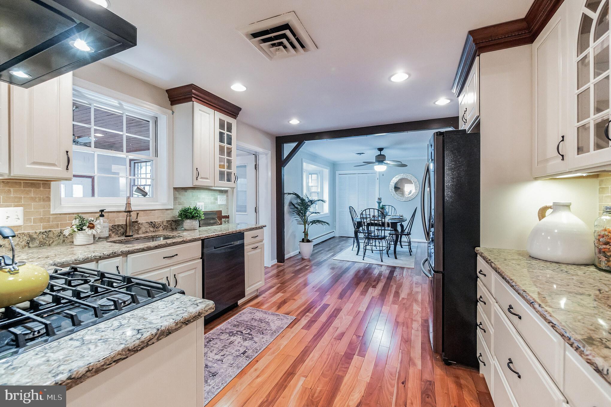 WILLIAMSBURG VILLAGE - Residential