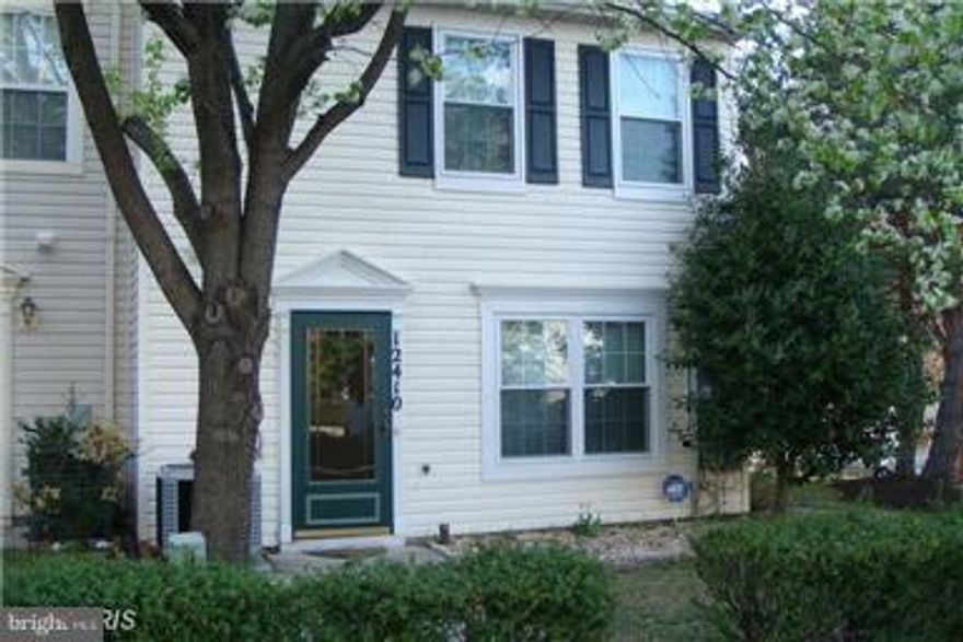 NICE END UNIT TOWNHOUSE IN SUPER MOVE-IN CONDITION. 2 LEVELS, 2 BEDROOMS, 1 & 1/2 BATH. OPEN FLOOR PLAN WITH BEAUTIFUL HARDWOOD FLOORS THE ENTIRE HOUSE. LOCATED ON QUIET NEIGHBORHOOD. CONVENIENT LOCATION CLOSE TO DOWNTOWN SILVER SPRING, 495, ICC, MINUTES TO DC VIA ROUTE 29. SHOPS & RESTAURANTS.
