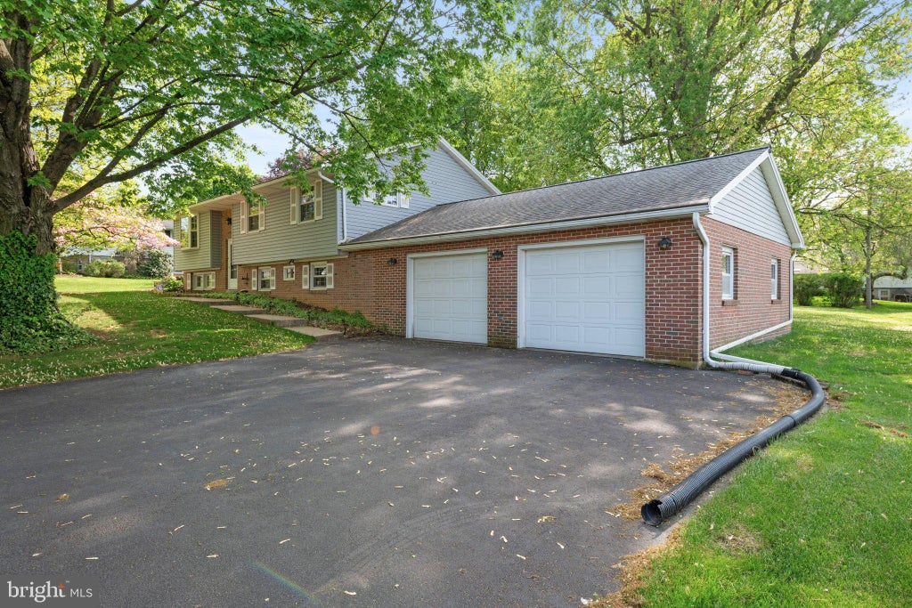 Photo of 26 S Farmersville Road, LEOLA, PA 17540 (MLS # PALA2089748)
