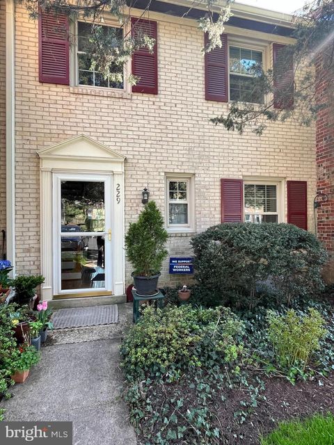 229 COMMONS DRIVE NW VIENNA VA 22180