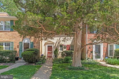 Photo of 229 Commons Drive NW, VIENNA, VA 22180 (MLS # VAFX2298040)