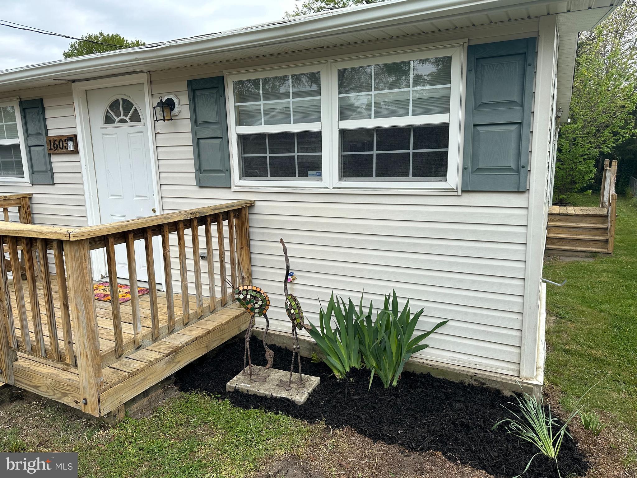 WOODLAND BEACH - Residential