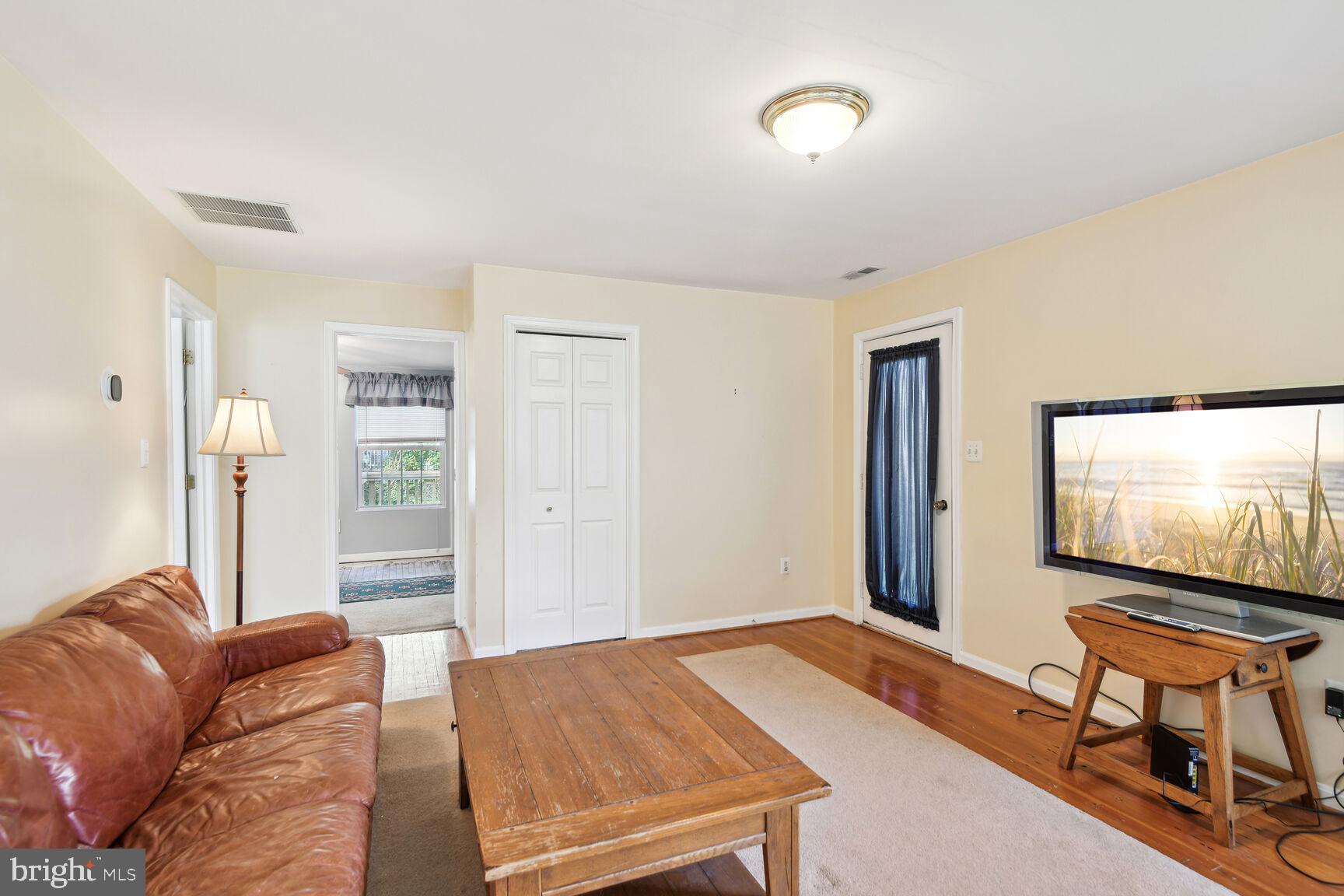 WOODLAND BEACH - Residential