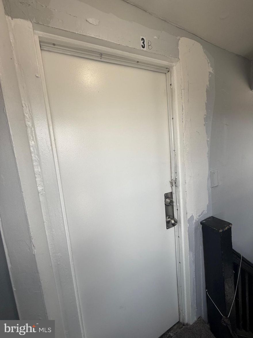 Welcome to 2000 W Pratt st, 3B. This is a 2 bedroom, 1 bath unit located in the Bentalou- Smallwood neighborhood of west Baltimore city, MD. On a public transportation line & close to nearby shopping & area attractions.

Tenant pays BGE, water included