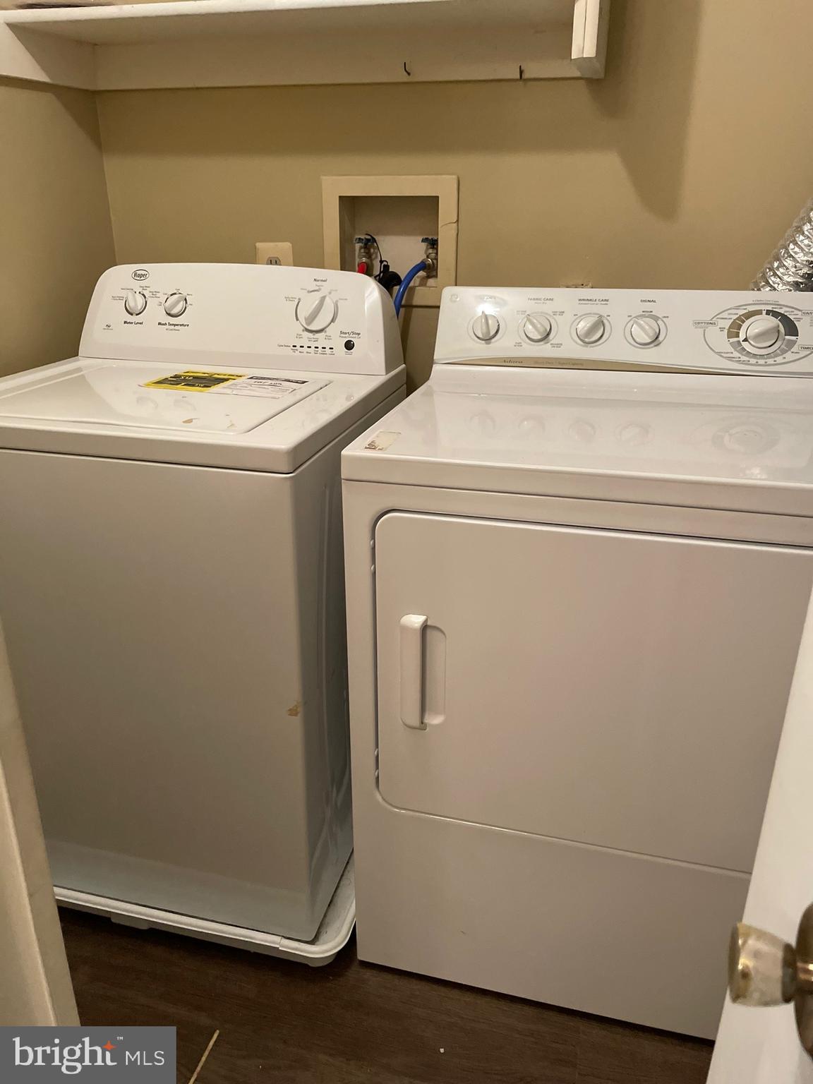 HUNTER'S SQUARE - Residential Lease