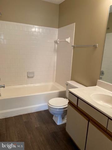 HUNTER'S SQUARE - Residential Lease