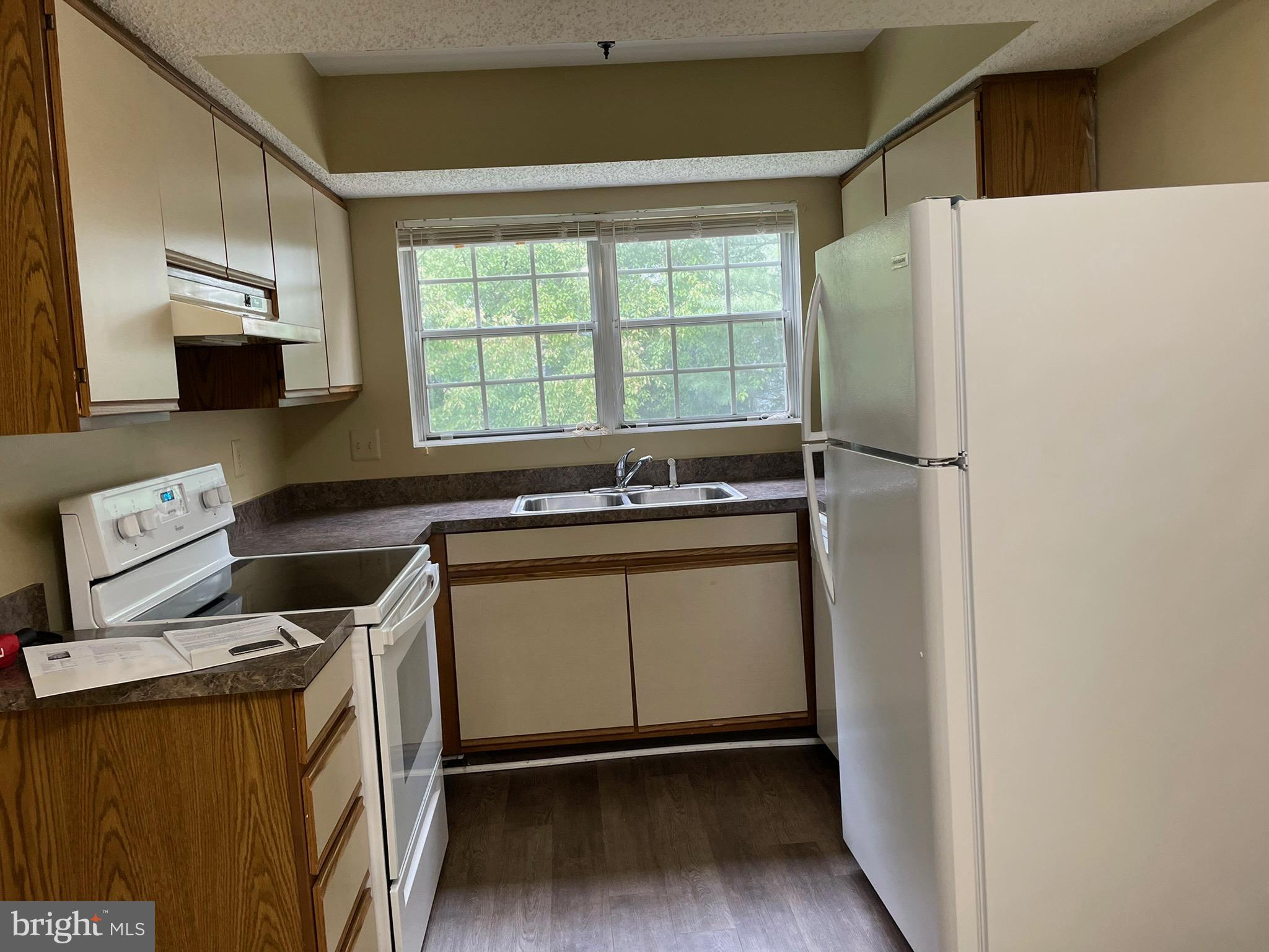 HUNTER'S SQUARE - Residential Lease