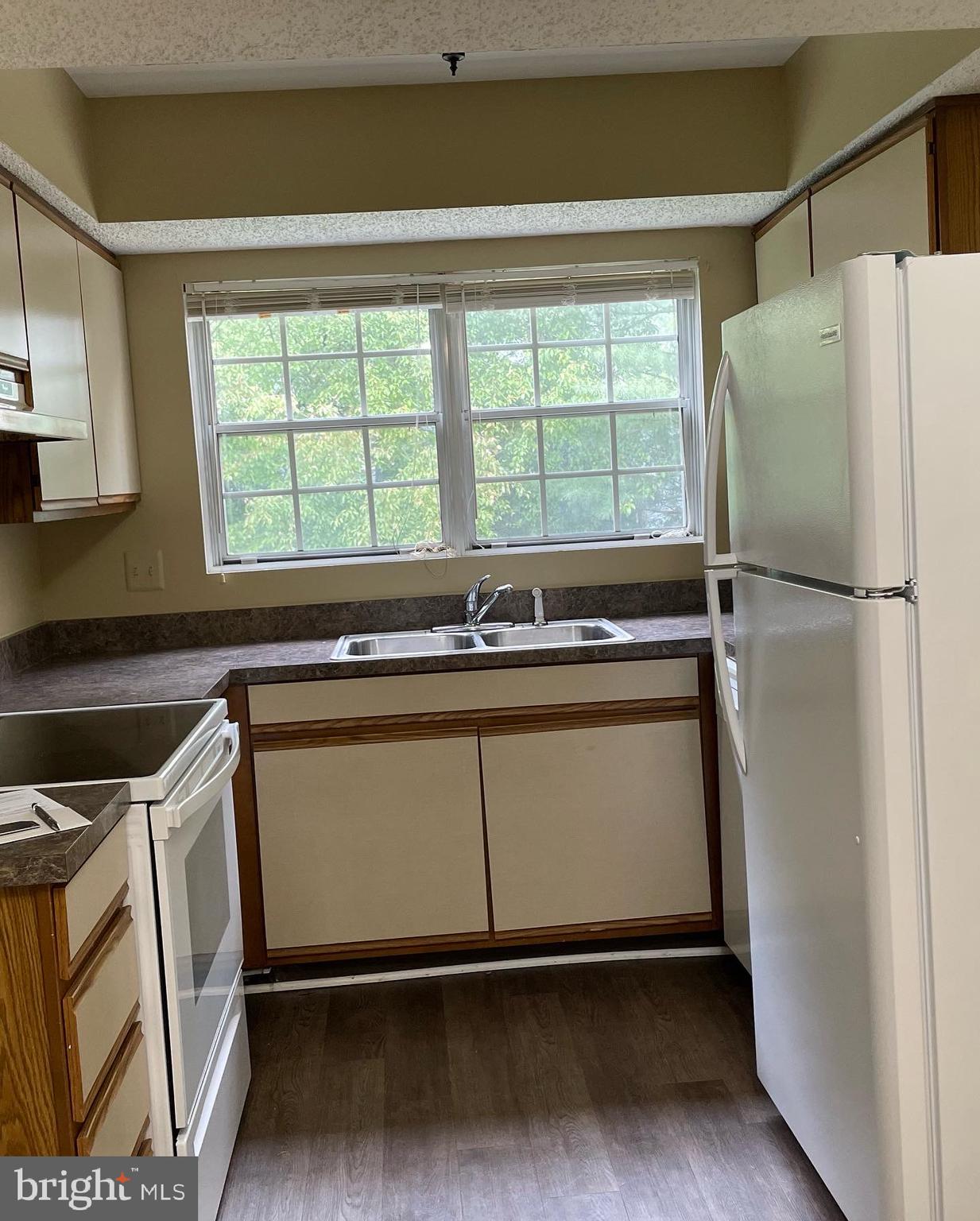 HUNTER'S SQUARE - Residential Lease