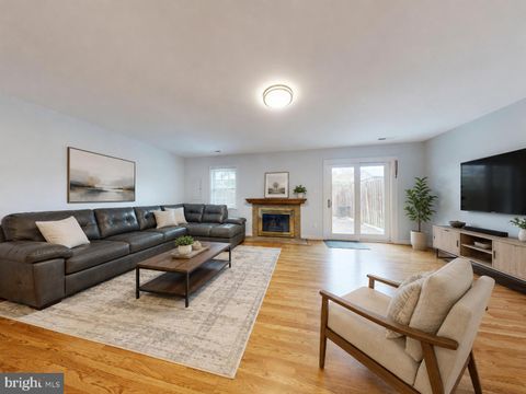 Photo of 7302 Rolling Oak Lane, SPRINGFIELD, VA 22153 (MLS # VAFX2312278)