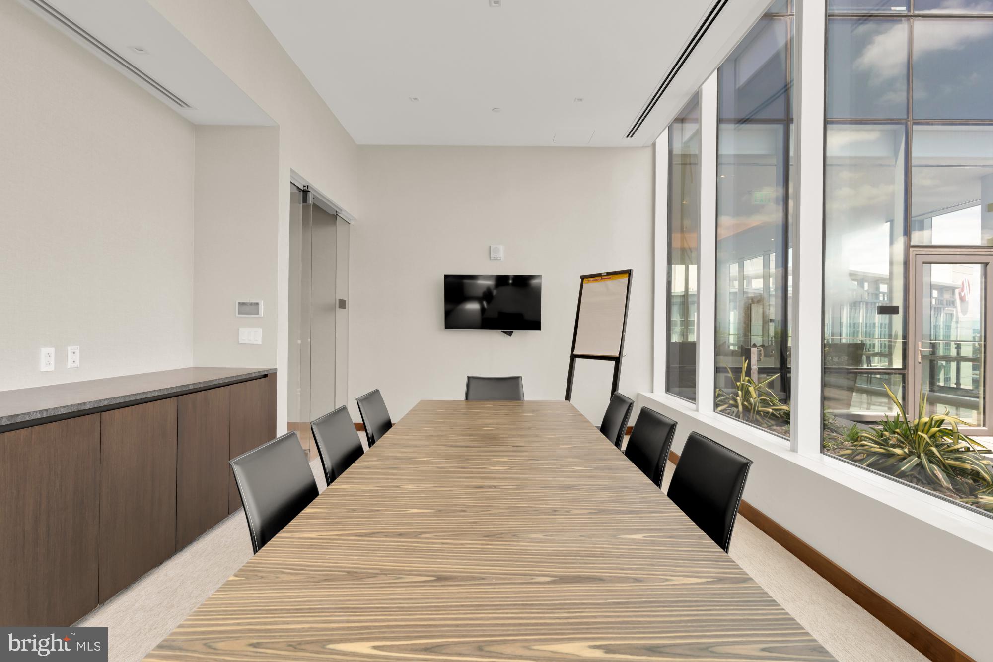 FOUR SEASONS PRIVATE RESIDENCES - Residential