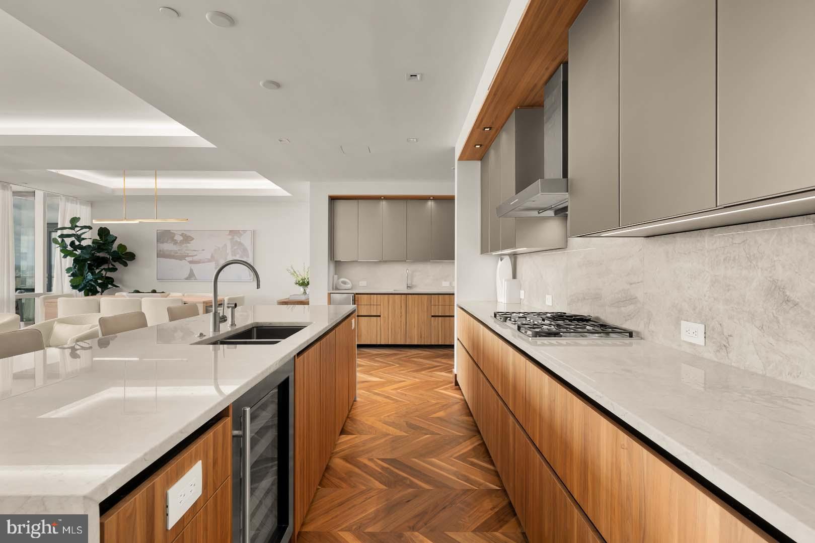 FOUR SEASONS PRIVATE RESIDENCES - Residential