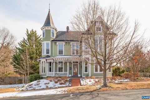 Photo of 428 Maple Ave, WAYNESBORO, VA 22980 (MLS # 673747)