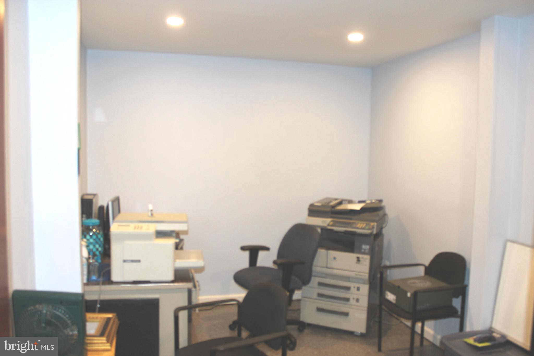 KENSINGTON - Commercial Sale