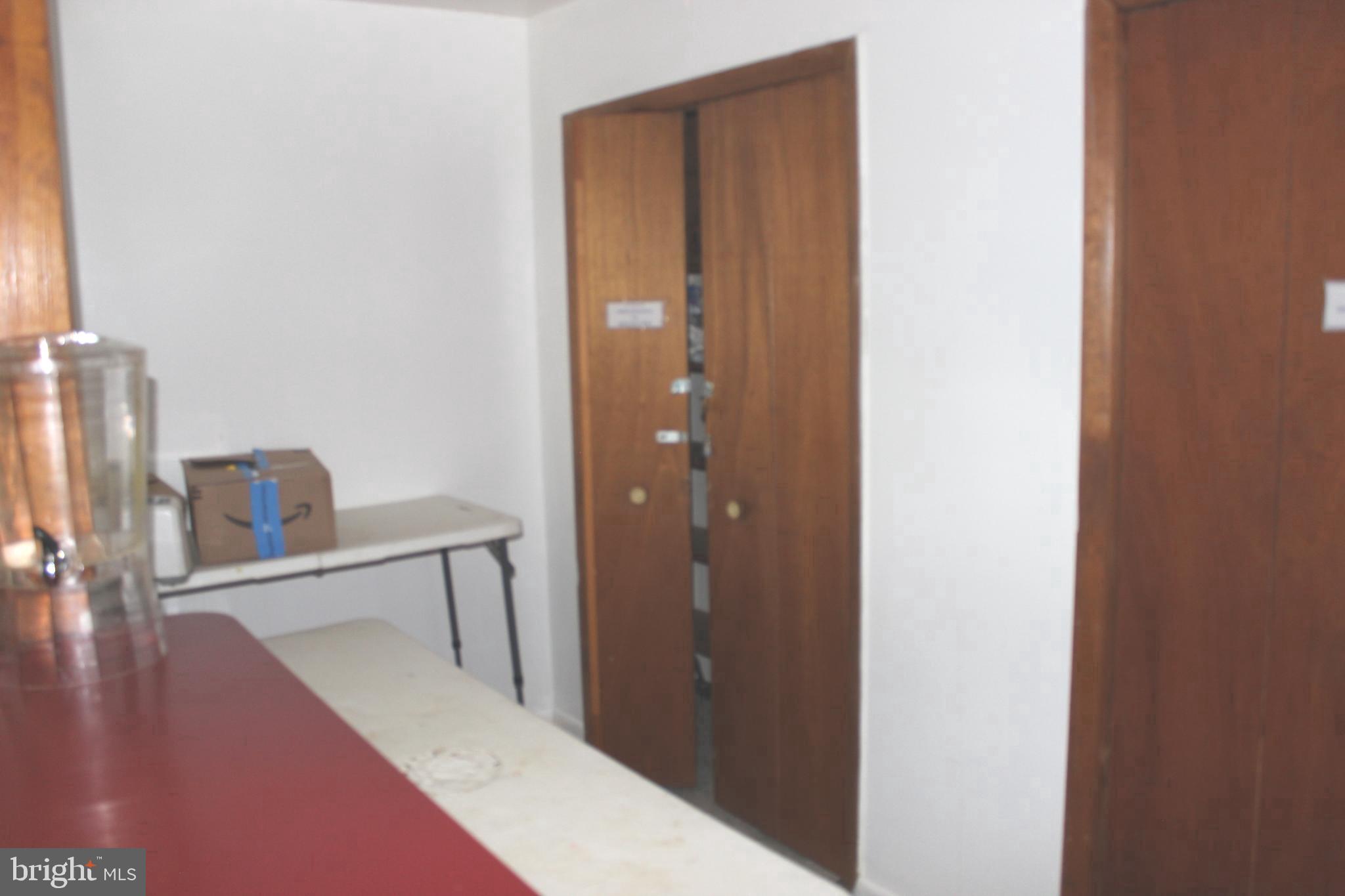 KENSINGTON - Commercial Sale