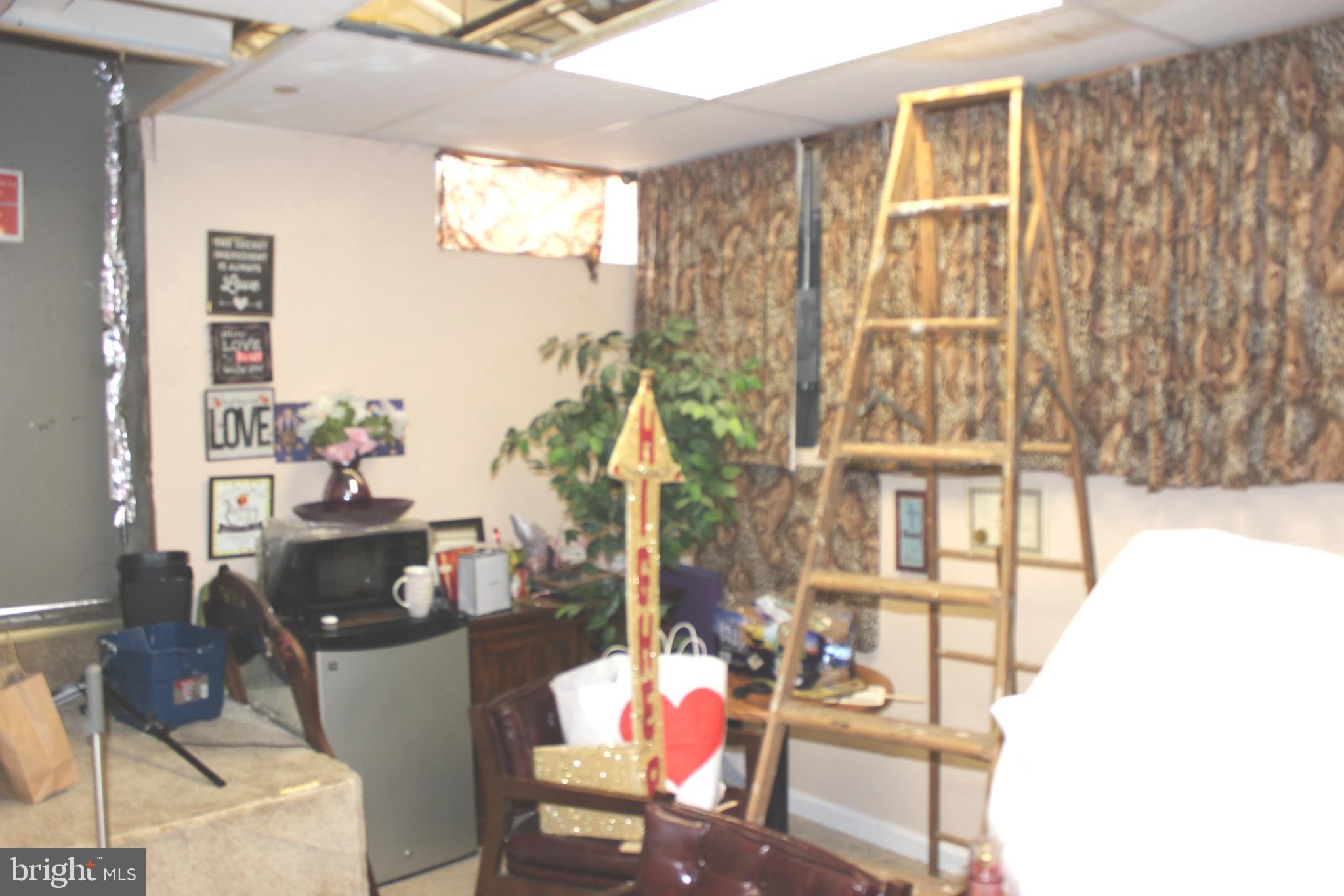 KENSINGTON - Commercial Sale