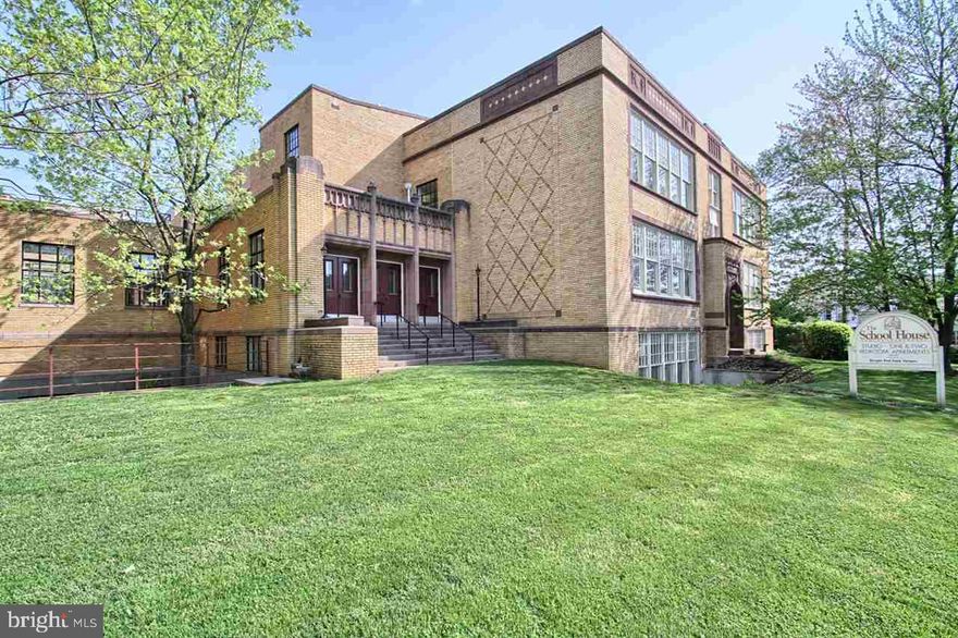 Courtyard condo w/terrace patio & 12.4 foot ceilings! Nicely updated kitchen w/ newer flooring, cabinets, countertop and tile backsplash. Open dining room & living room lead to courtyard patio to enjoy the cool autumn evenings or quietly relax after a long day. Exceptionaly maintained building offers secure entrance, central mail area, fitness center, interior/exterior common areas, covered parking & much more! Pet friendly-