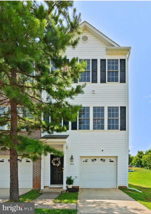 **OPEN HOUSE SUNDAY 8/3rd from 1-3PM** Gorgeous, extremely well-maintained end-unit townhouse for rent in the growing community of beautiful, quaint Locust Grove. Situated in a quiet neighborhood, this 3 bedroom and 3.5 bath home boasts large bedrooms, bright large windows throughout, ceiling fans, a large kitchen with ample dining space, and a deck! The lovely, spacious kitchen boasts plenty of cabinets AND a breakfast bar! There is ample storage throughout. This home comes equipped with a one car oversized, deep garage with an entry level bedroom and ensuite full bathroom, in addition to a private exit to the rear yard.
Close to shopping, lakes, the Rapidan river, Germanna Community College, and is conveniently located off route 3 for an easy commute - whether you're going to Fredericksburg, Culpeper, or need to hop on route 1, 95, or 17! Pets considered on a case-by-case basis! This home will not disappoint! Apply today!