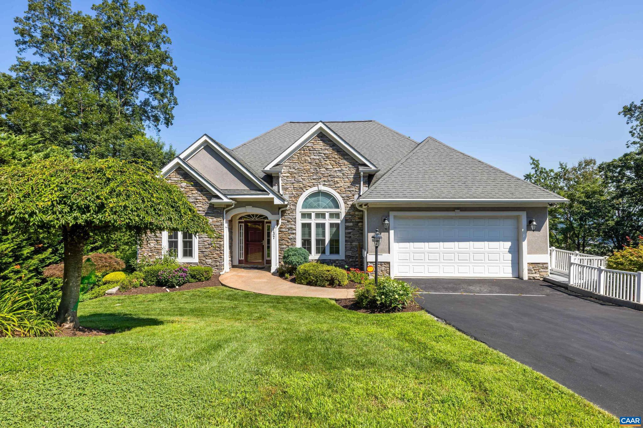 137 DIAMOND CT