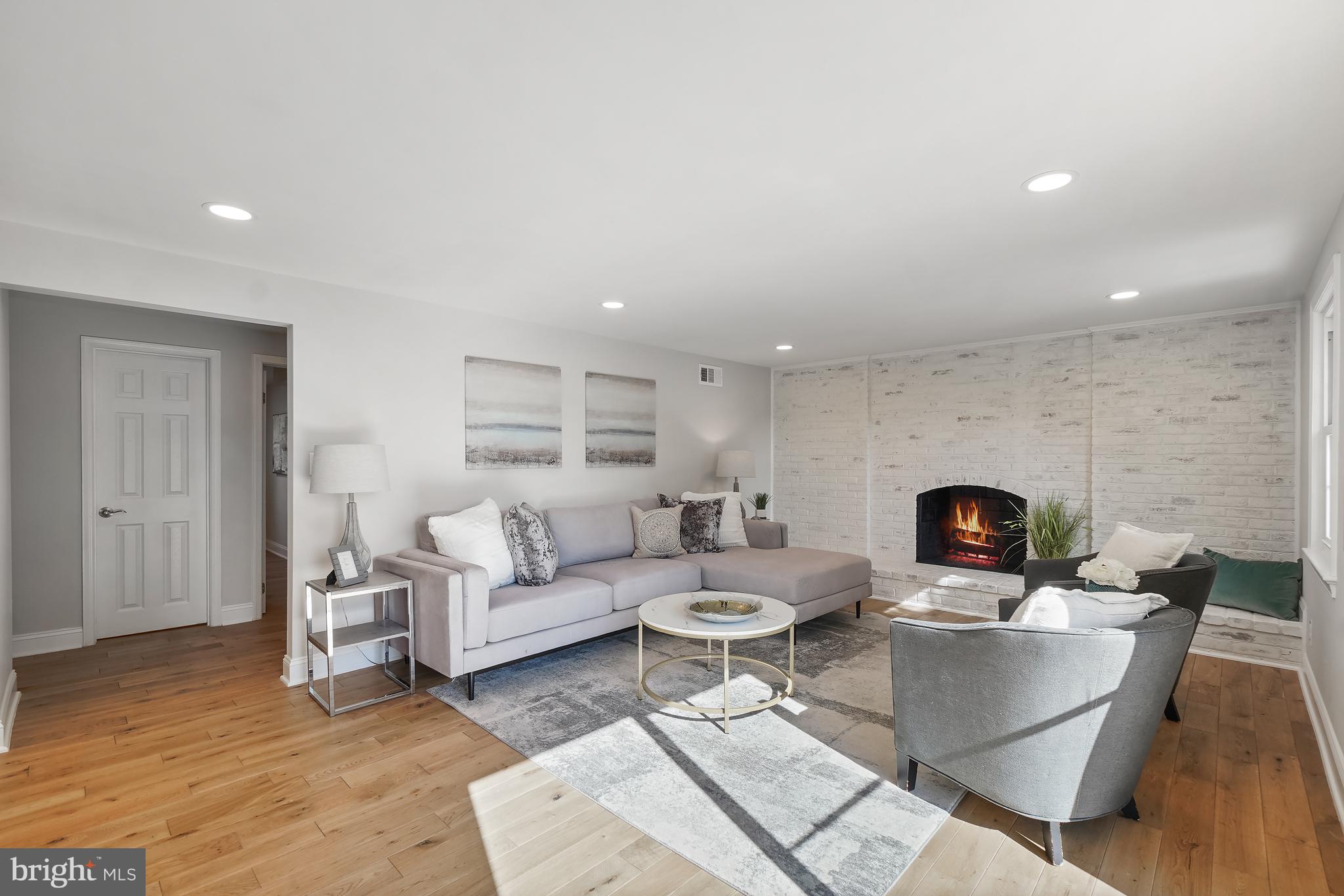 MONTGOMERY SQUARE - Residential