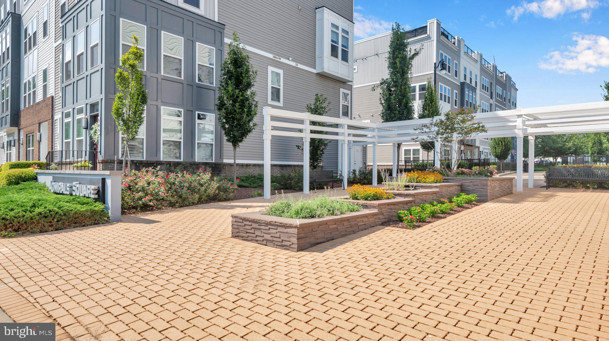 ADMIRALS SQUARE - Residential