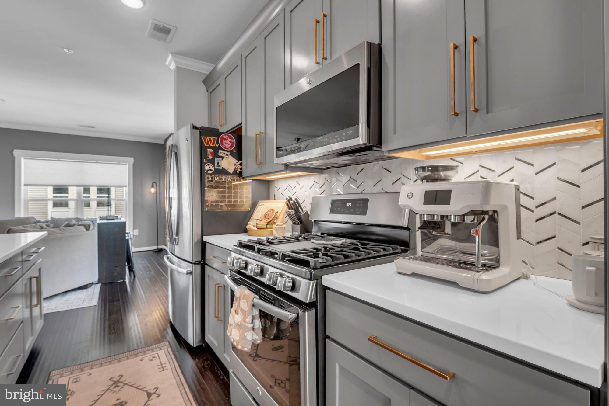 ADMIRALS SQUARE - Residential