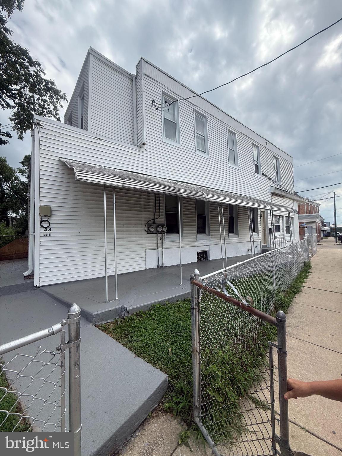 943 MAPLE TERRACE