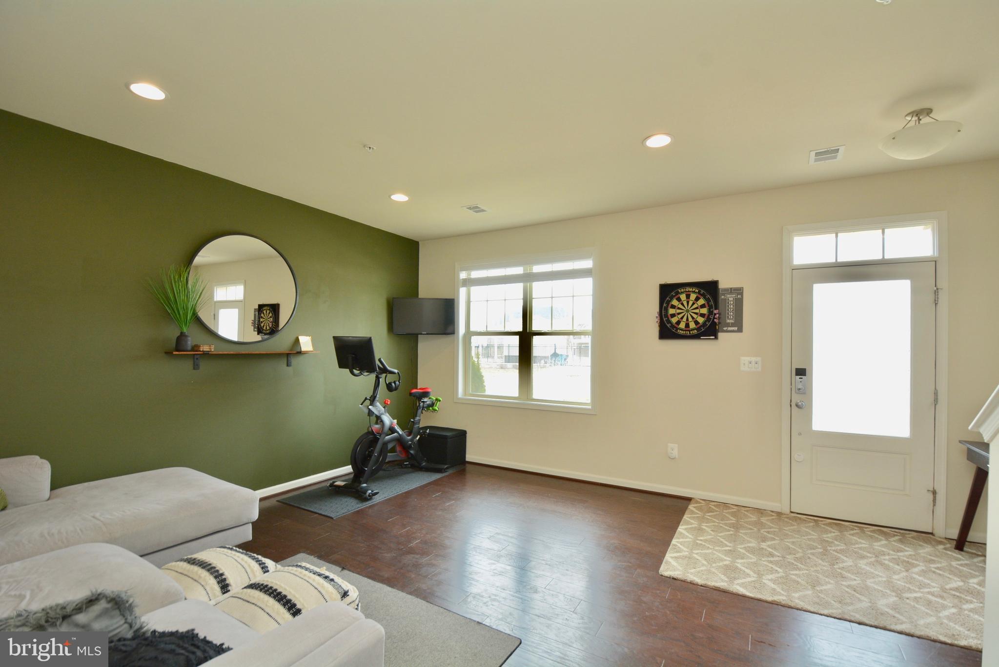 22305 BROADWAY AVENUE