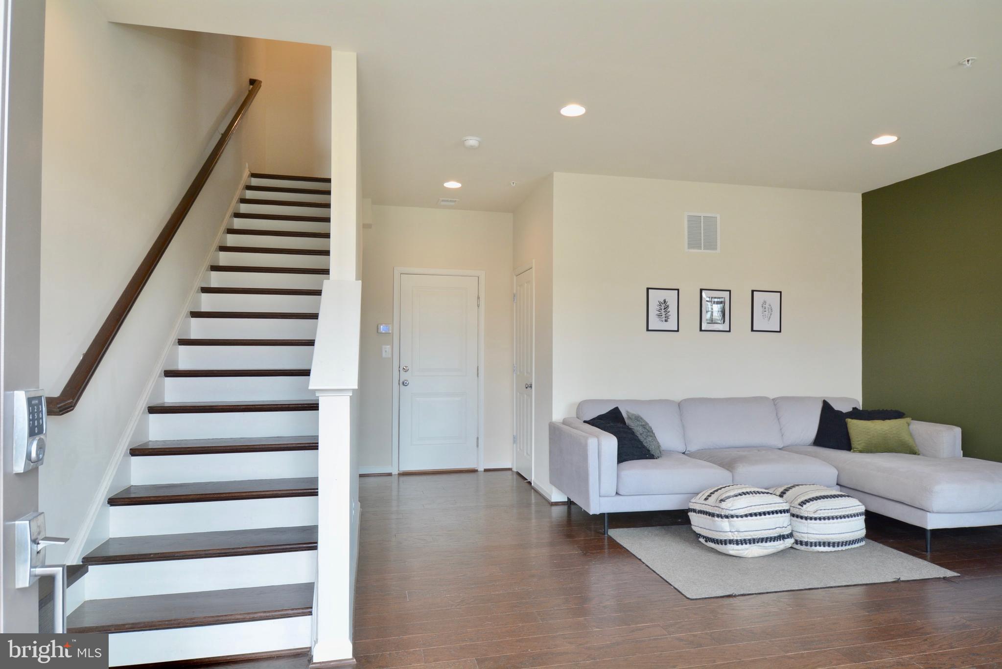 22305 BROADWAY AVENUE