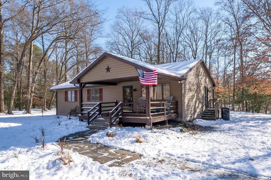 *** MULTIPLE OFFERS, HIGHEST AND BEST OFFERS PLEASE SUBMIT BY 12PM 01/11/2022. THANK YOU FOR SHOWING.***
THIS BEAUTIFUL RANCHER HAD BEEN UPDATED IN 2016.
ALL NEW EVERYTHING. NEW FLOORS. CARPET, APPLIANCES, AND MORE.  THIS BEAUTY SITS ON 3 ACRES OF PRIVATE LAND. THE CURRENT OWNERS LOVE TO 4-WHEEL, HAVE DIRT BIKES, ETC. VERY PEACEFUL, AND STILL CLOSE TO EVERYTHING.  A PRIVATE BOAT RAMP AT THE END OF THE ROAD FOR OWNERS. THEY DO HAVE AN HOA OF $175.00 ANNUALLY,