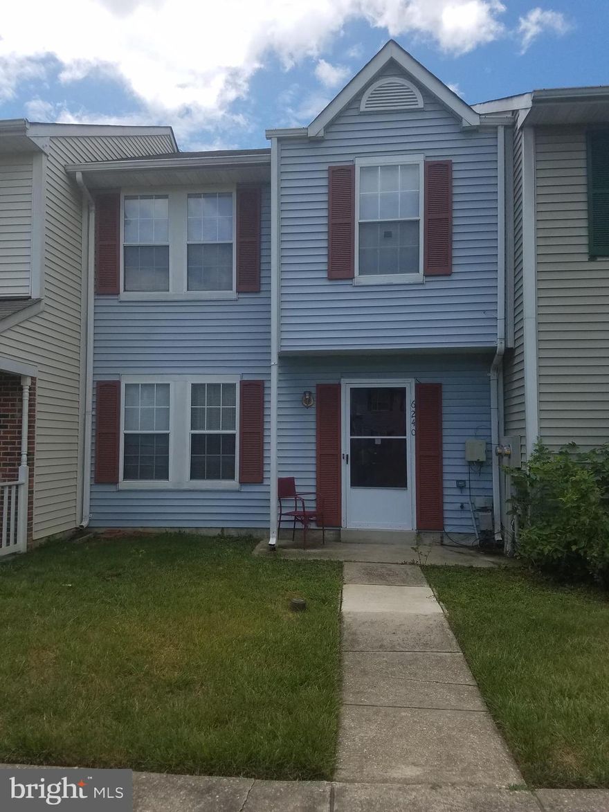 NICE TOWNHOUSE, MOVE IN READY, 3 BEDROOMS, 2 1/2 BATHS, FENCED IN BACKYARD, CLOSE TO SHOPPING, GOOD CONDITION, PETS CASE BY CASE
