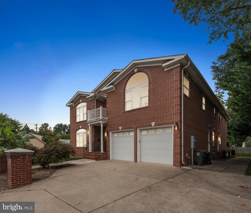 Photo of 1615 S Oakland Street, ARLINGTON, VA 22204 (MLS # VAAR2064834)