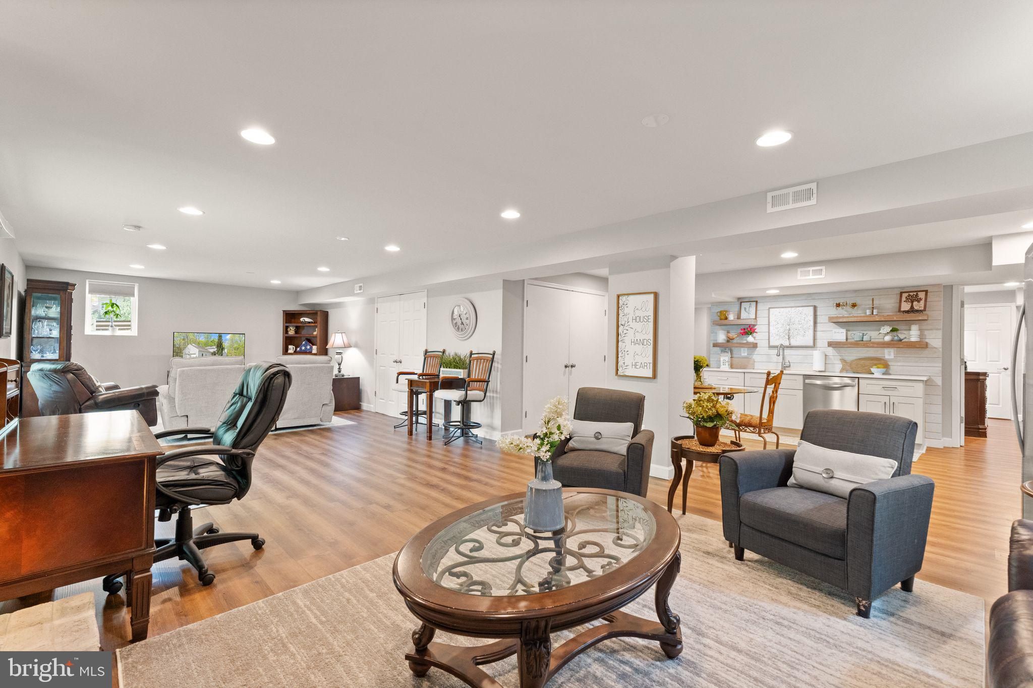 POINTE AT RIVERVIEW EST - Residential