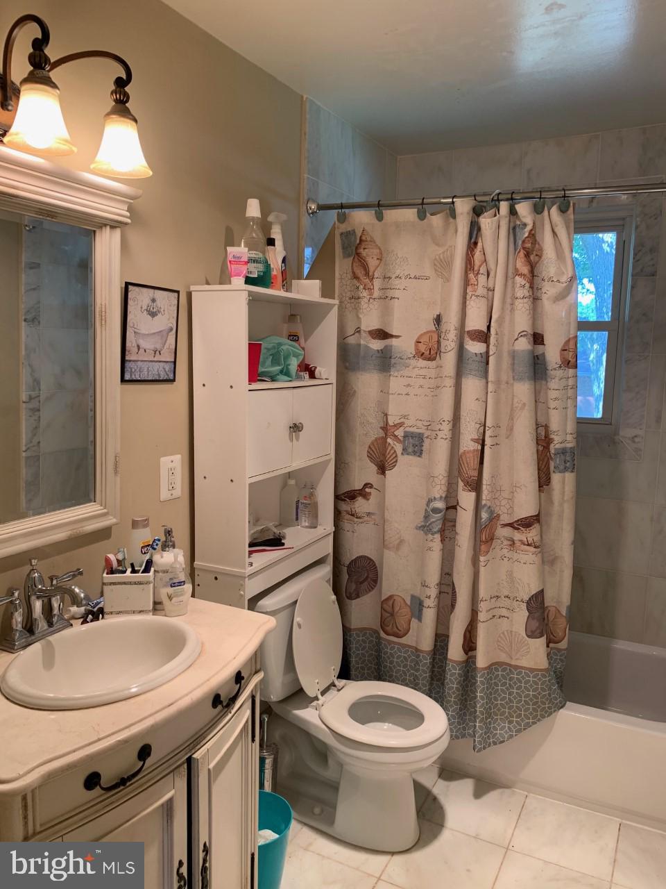 COUNTRY CLUB MANOR - Residential Lease