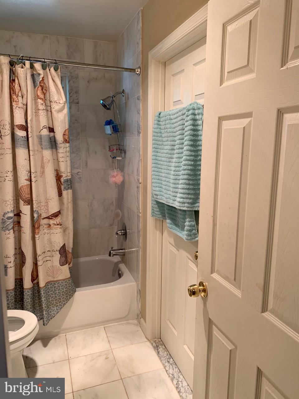 COUNTRY CLUB MANOR - Residential Lease