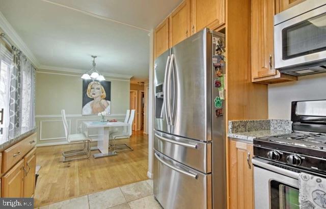 COUNTRY CLUB MANOR - Residential Lease